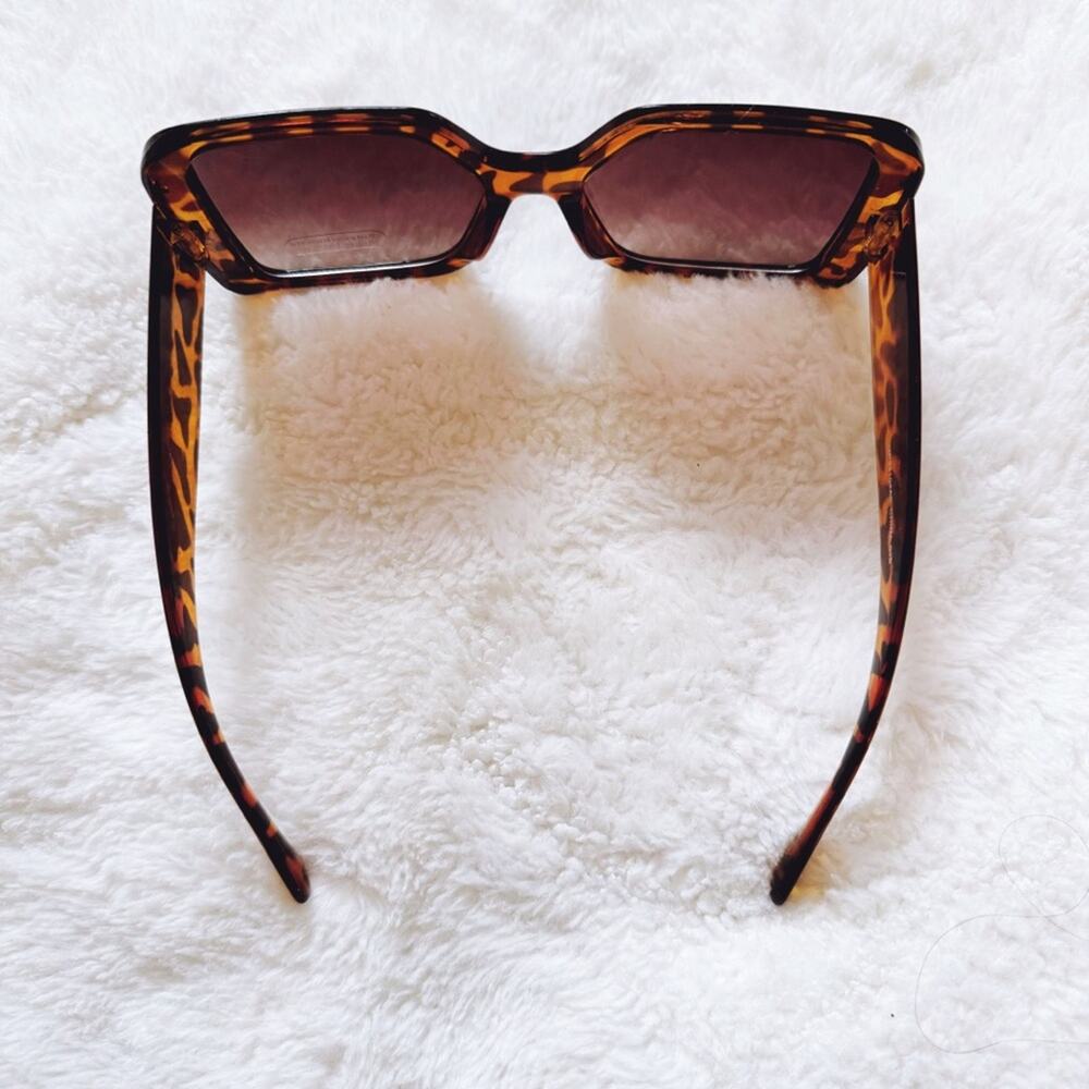 Junia Tortoise Brown Oversized Sunglasses - Picture 10 of 11